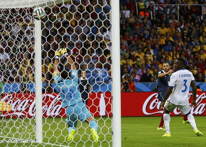 Benzema finaliza para as redes no terceiro gol francês | 