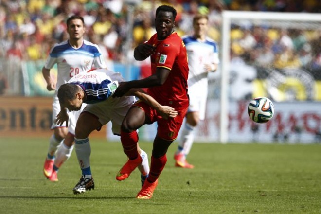 Russo Ignashevich luta pela bola com o belga Lukaku |