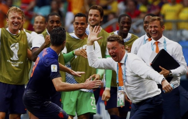 Van Persie cumprimenta efusivamente o técnico Loui Van Gaal: festa completa | 