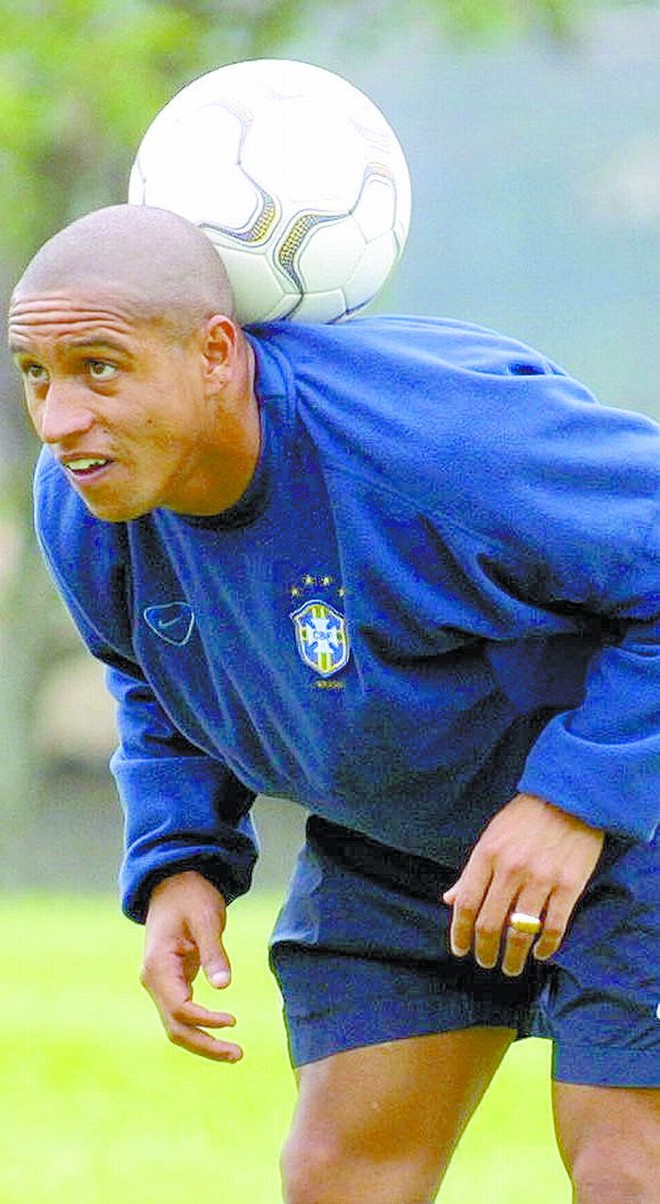 Roberto Carlos se prepara para jogo pelas Eliminatórias em 2001. Lateral-esquerdo foi penta em 2002 e jogou também em 1998 e 2006 |