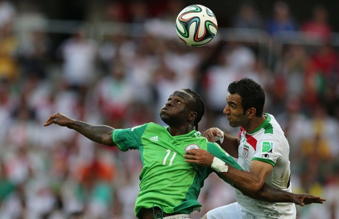 Victor Moses (esq.) e Mehrdad Pooladi brigam por posse de bola |