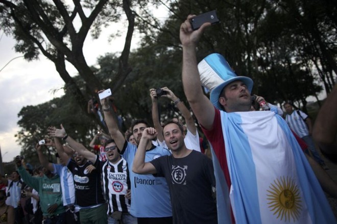 Política econômica desastrosa complica a vida de torcedores argentinos | Reuters