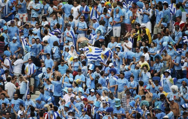 A torcida do Uruguai comparece em peso na partida contra a Itália | 