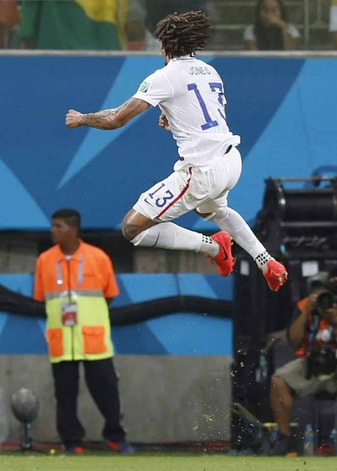 Autor do primeiro gol dos EUA, Jones celebra na partida deste domingo (22) |