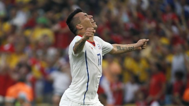 Vargas comemora o primeiro gol do Chile contra a Espanha |