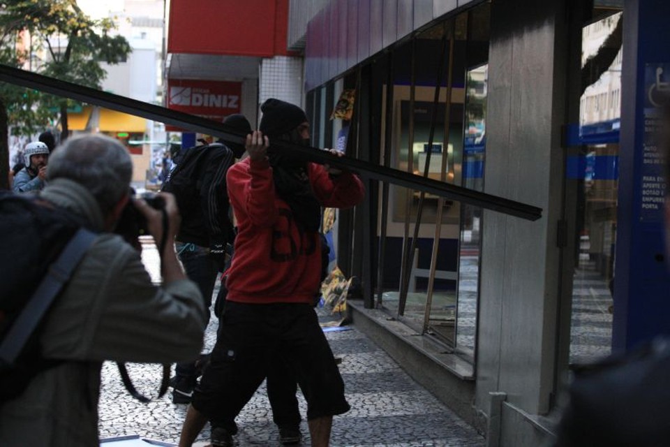 Grupo depredou agência da Caixa Econômica Federal no Centro de Curitiba | Henry Milleo/ Gazeta do Povo