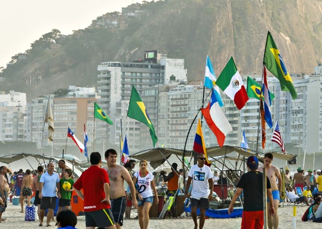 Principal cartão-postal do Rio, Copacabana é o ponto de encontro das torcidas |