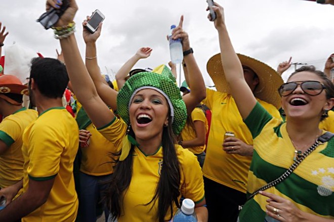 Um mar de torcedores brasileiro se dirige cantando ao Castelão |