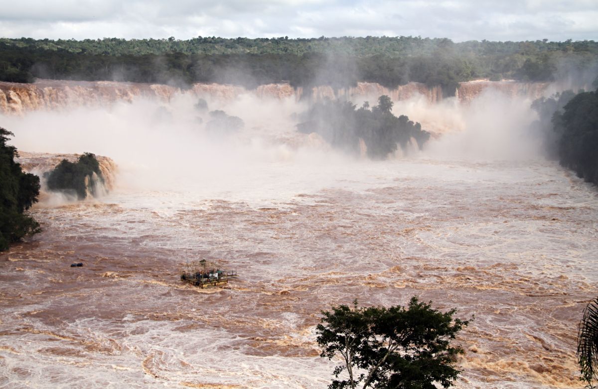 Vazão de água é a maior da história do Parque Nacional do Iguaçu desde que o monitoramento hidrológico começou | Christian Rizzi/Agência de Notícias Gazeta do Povo