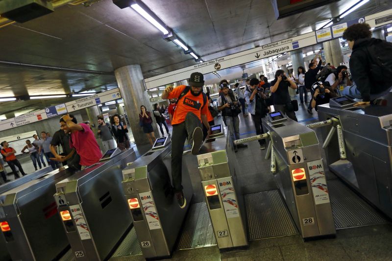 Usuários do metrô pulam catracas na estação Ana Rosa | Kai Pfaffenbach/ Reuters