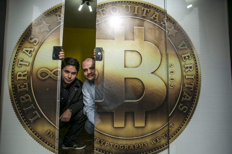 André Horta, dono da BitcoinToYou, e seu franqueado, Luiz Farina: defensores da moeda virtual | Marcelo Andrade / Gazeta do Povo