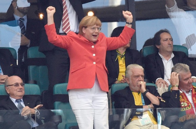 A Chanceler Alemã Angela Merkel (ao centro), comemora goleada da Alemanha durante partida contra Portugal |