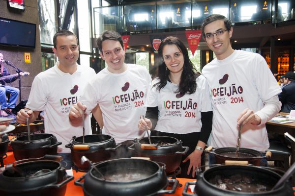 Os médicos Fábio Porto, Matheus Macri, Cassia Regina e Fábio Silveira (a partir da esq.), voluntários do Instituto para Cuidado do Fígado, durante a 3ª Feijoada Beneficente do ICF realizada no último sábado no bar Santa Marta | Rafael Danielewicz
