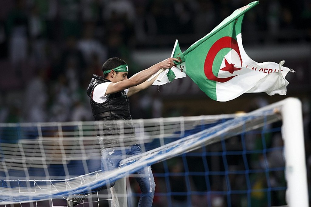 Torcedor argelino invade o campo em Genebra e sobe na trave: amistoso contra a Romênia chegou a ficar parado no fim do primeiro tempo