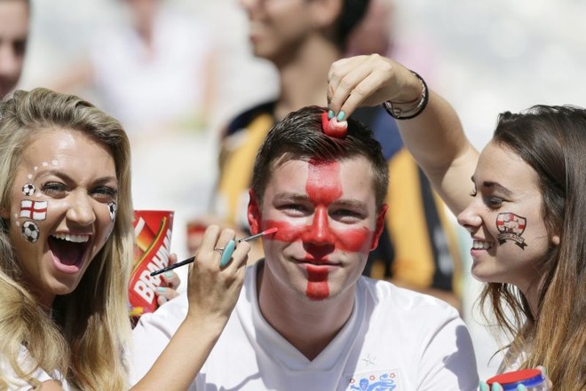 Torcedores da Inglaterra se preparam para assistir ao jogo contra a Costa Rica | 