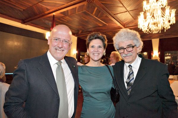 O cônsul da Itália, Enrico Mora (à esq.), e sua mulher, Jorgelina, com o maestro italiano Carlo Alberto Neri, no jantar na Sociedade Garibaldi após o concerto de encerramento do Mia Cara Curitiba com a Camerata Antiqua, domingo, na Capela Santa Maria | Daniel Sorrentino