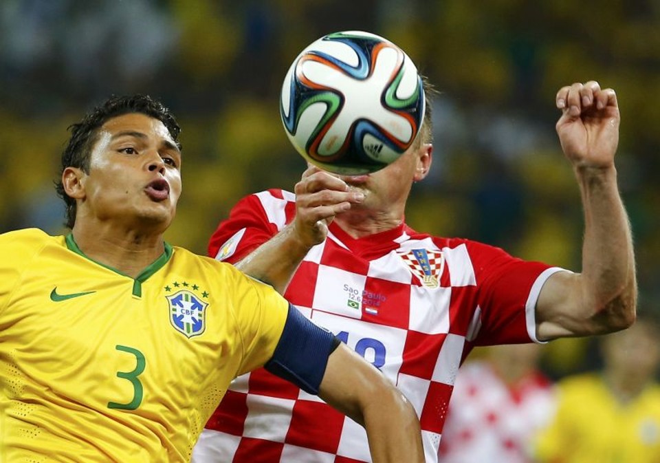 Thiago Silva e o croata Ivica Olic no jogo desta quinta-feira | Damir Sagolj/Reuters