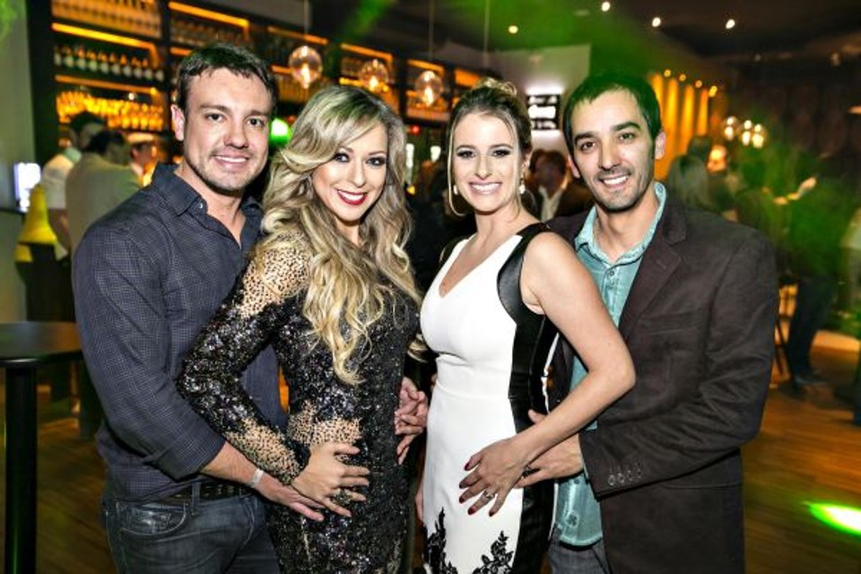 Os empresários Beto Calliari (à esq.) e Marcos Pereira, sócios do Visconti Bar, nova casa noturna localizada no Batel, e as respectivas mulheres, Thamy e Shelly Skiba, receberam convidados para a festa de pré-inauguração na quarta-feira. A casa é no imóvel onde funcionava o restaurante Marcolini, na Visconde de Guarapuava | Diego Pisante