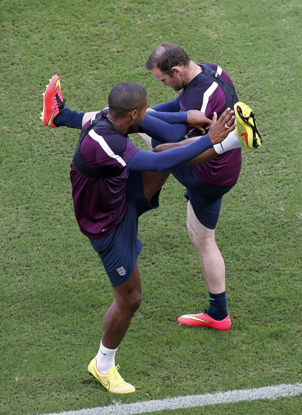 Johnson (esq.) e Rooney treinam em Manaus: precaução com o calor e a umidade | Mast Irham/EFE