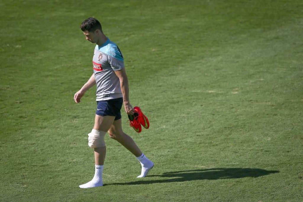 Cristiano Ronaldo deixou o treino de Portugal antes do fim nesta quarta com uma bolsa de gelo no joelho