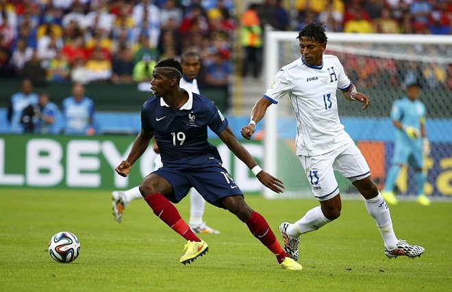 Pogba avança com a bola sob olhares de Costly | 