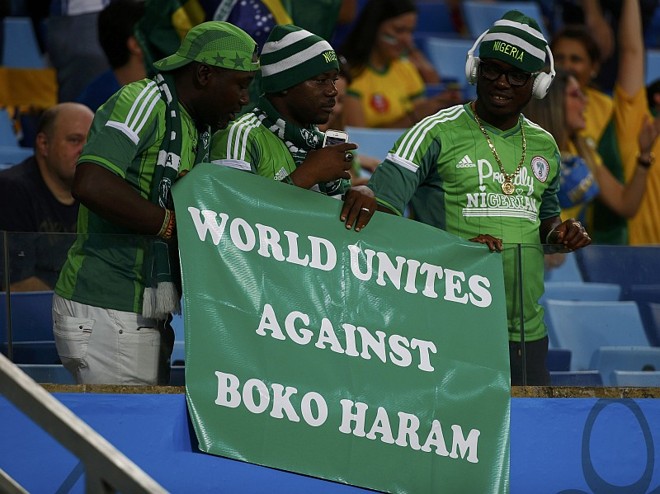 Torcedores nigerianos protestam contra os atentados do grupo radical Boko Haram |