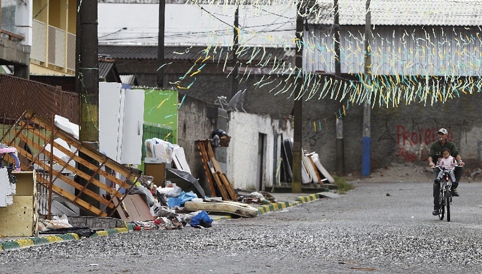 Chuva deixa Paraná embaixo dágua Moradores do CIC, em Curitiba, colocaram na rua os móveis e eletrodomésticos destruídos pela chuva | Jonathan Campos/Gazeta do Povo
