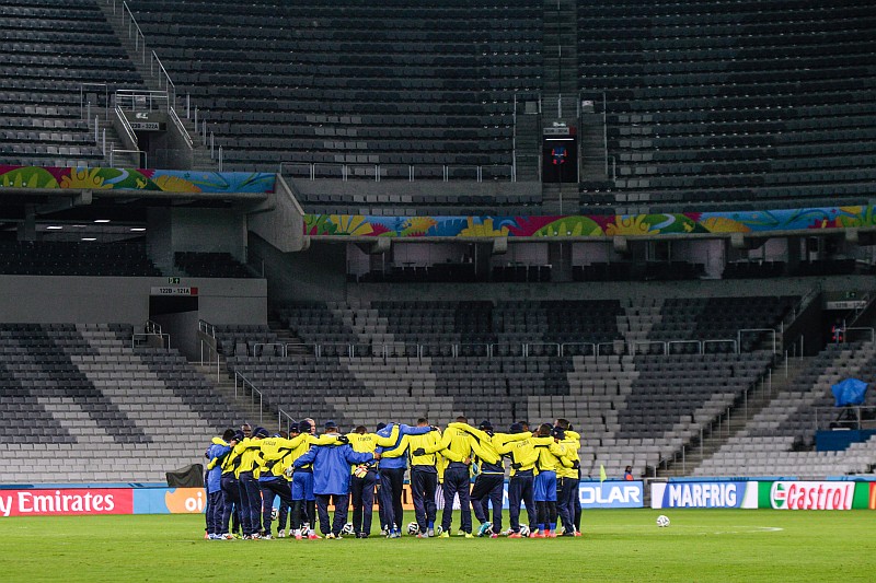 Equatorianos fazem reconhecimento na Arena da Baixada: seleção foi a última a ter esta prerrogativa no estádio, pois a Fifa decidiu poupar o piso | Daniel Castellano / Gazeta do Povo
