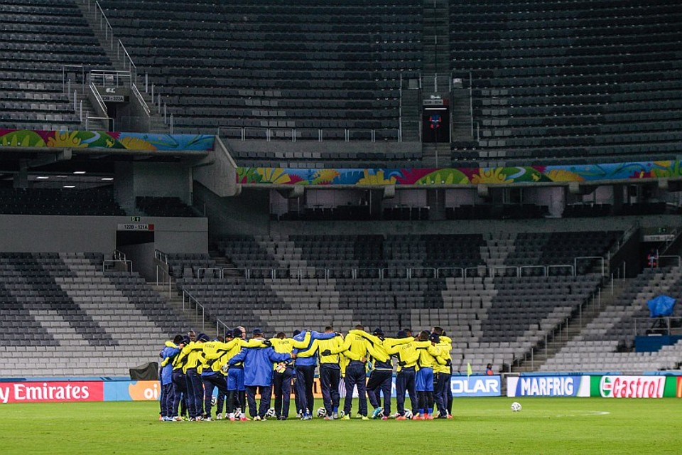 Equatorianos fazem reconhecimento na Arena da Baixada: seleção foi a última a ter esta prerrogativa no estádio, pois a Fifa decidiu poupar o piso | Daniel Castellano / Gazeta do Povo