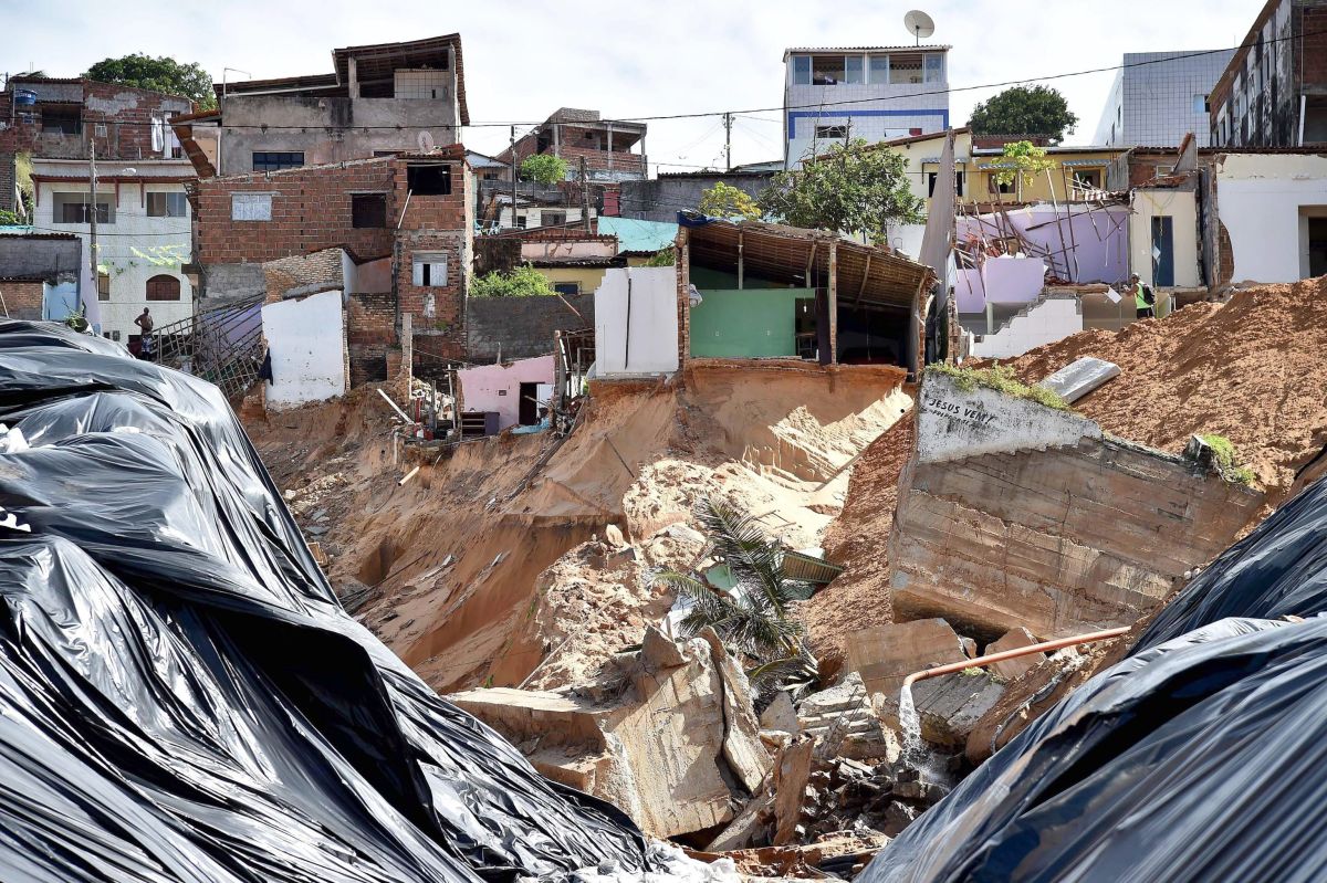 Segundo a Defesa Civil de Natal, a cidade tem hoje cerca de cem imóveis interditados, sendo 80 deles em Mãe Luiza | EFE / Ettore Ferrari