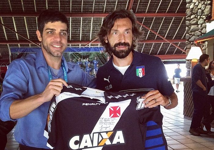 Juninho Pernambucano entrega a Pirlo uma camisa do Vasco | Reprodução Instagram juninhopeoficial