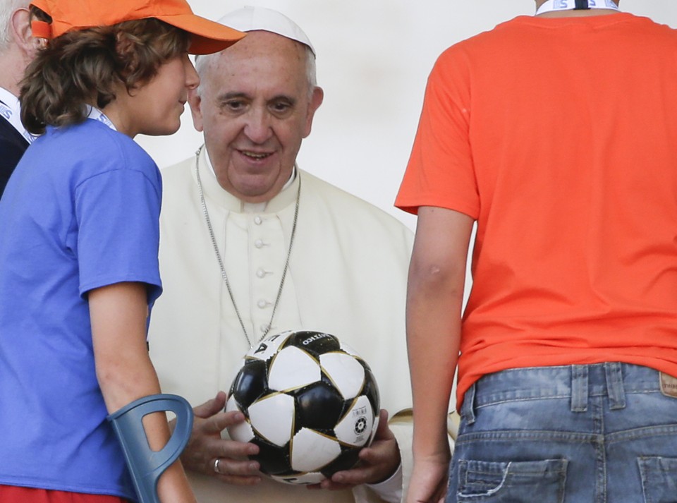 Doces, superstição e foto do Papa estão na concentração argentina No primeiro andar do prédio onde a Argentina ficará hospedada, foi colocado um mural com a imagem do Papa Francisco | Reuters
