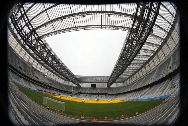 Estádio foi entregue na última semana à tutela da Fifa, que agora instala sua estrutura para a Copa |