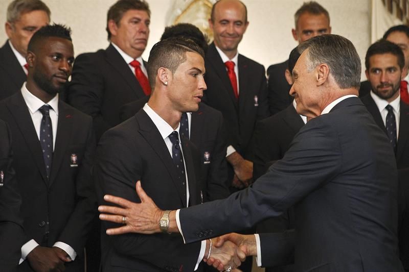 Cristiano Ronaldo cumprimenta o presidente Cavaco e Silva na despedida da seleção de Portugal para a Copa | EFE