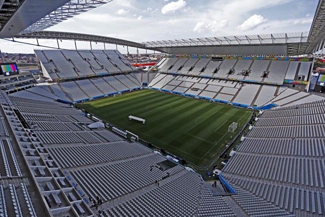 Vista do estádio a partir do restaurante vip. No gramado, o sistema de iluminação para manter o aquecimento ideal. | 