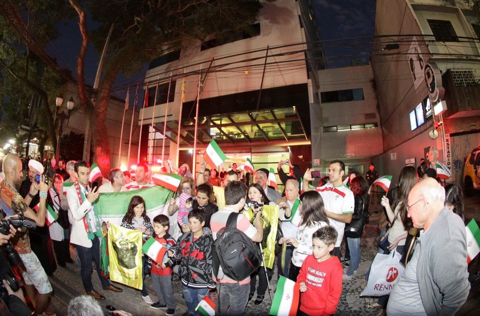 Torcedores do Irã fazem festa para a seleção em Curitiba | Daniel Castellano/Gazeta do Povo
