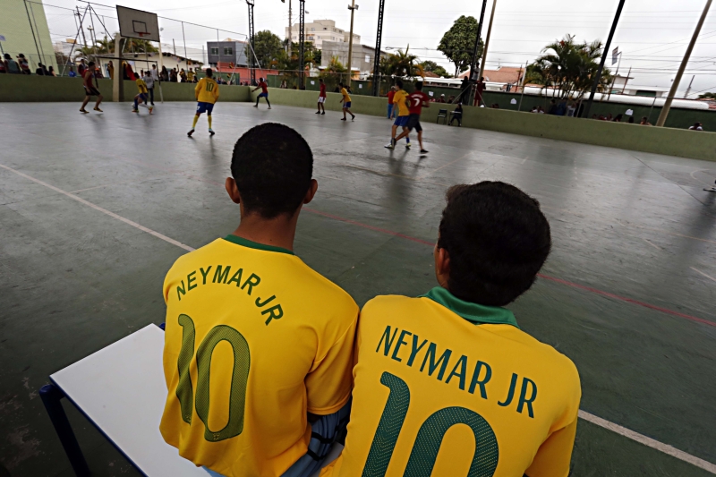 Meninos usam a camisa de Neymar, o filho ilustre de Mogi: torcida decepcionada com a relação fria com o craque | Albari Rosa, enviado especial/ Gazeta do Povo