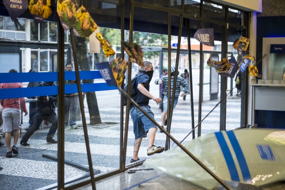 Manifestantes quebram uma agência da Caixa Econômica Federal, na região central de Curitiba | Henry Milléo/Agência de Notícias Gazeta do Povo
