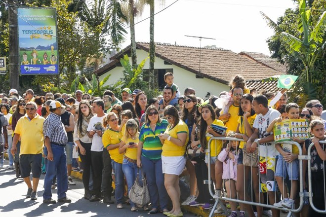 Torcedores acompanham a chegada da seleção brasileira à Granja Comary | 