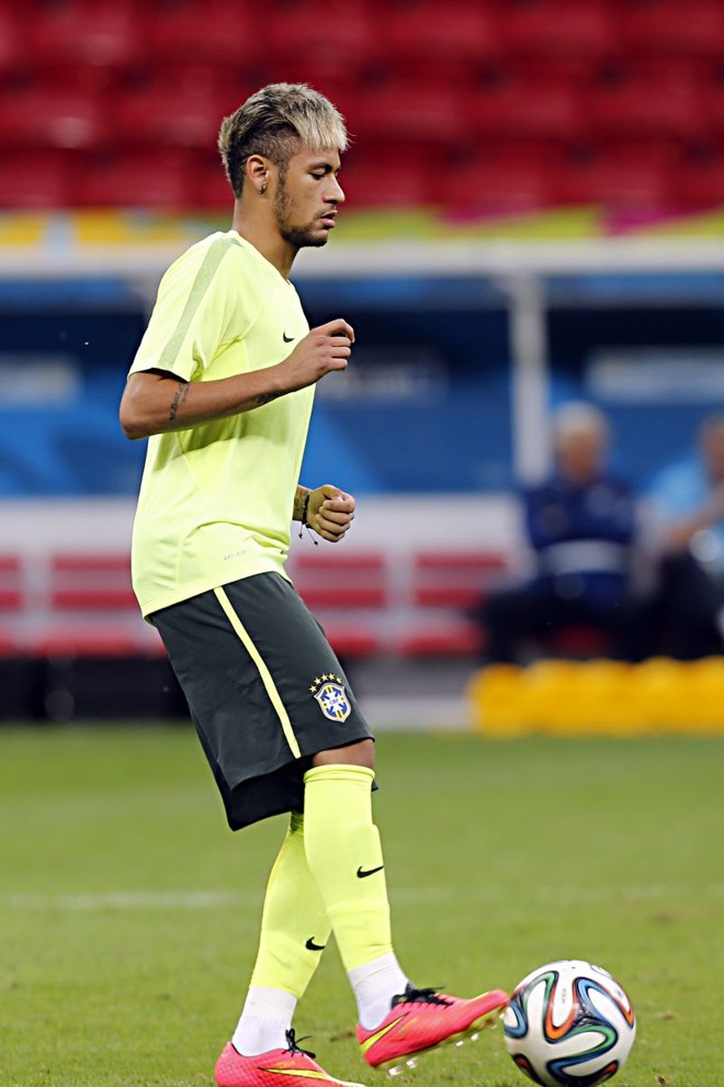 Neymar durante o treino deste domingo no Mané Garrincha, em Brasília |