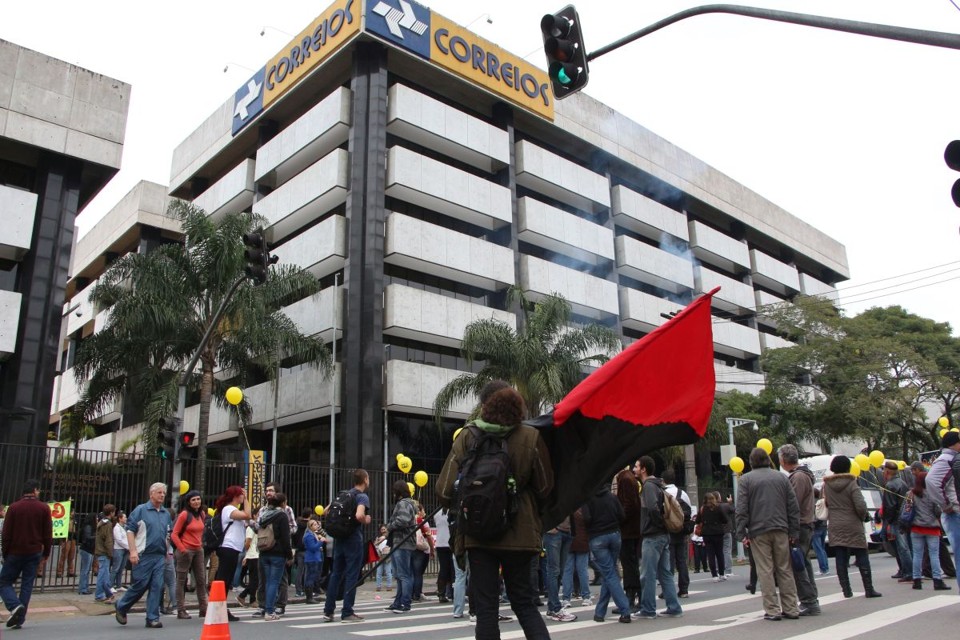 Liminar cancela reunião do Conselho Universitário da UFPR sobre a Ebserh Ato organizado pelo Sinditest, começou no início da tarde desta segunda e impedia o tráfego nas ruas paralelas ao prédio dos Correios | Atila Alberti / Agência de Notícias Gazeta do Povo