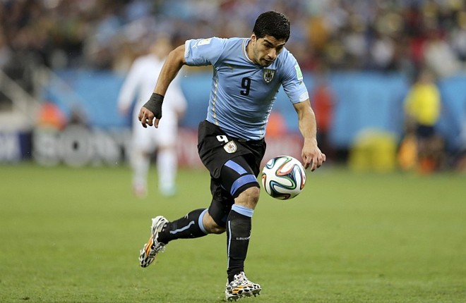 Suárez arranca para marcar o segundo gol do Uruguai | 
