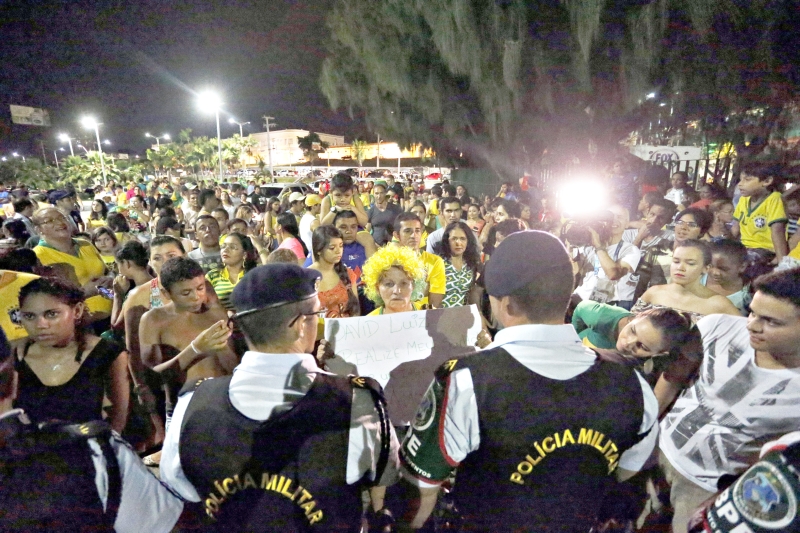 Torcedores em frente ao hotel da seleção em Fortaleza: drible nos fãs | Albari Rosa, enviado especial/ Gazeta do Povo