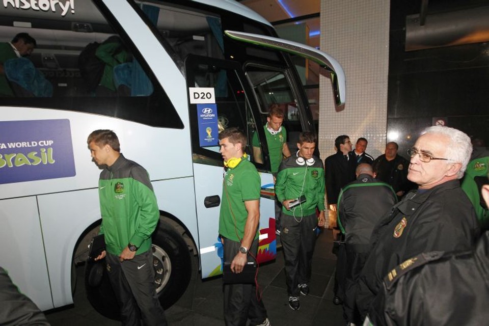 O movimento na chegada do ônibus era prioritariamente de jornalistas e um pequeno grupo de torcedores | Antônio More/Gazeta do Povo