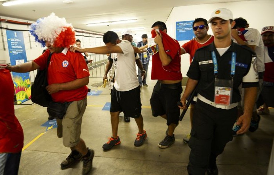 Invasão de torcedores chilenos ao Maracanã revelou falhas graves na segurança do estádio | Reuters