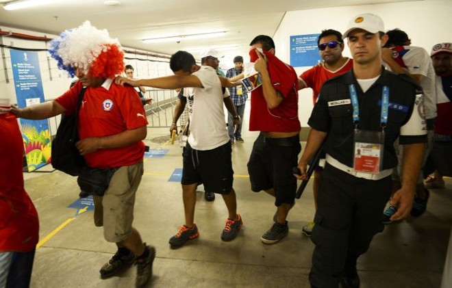 Invasão de torcedores chilenos ao Maracanã revelou falhas graves na segurança do estádio | Reuters