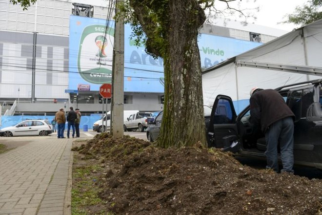 Entulhos ainda estão dispostos em alguns pontos no entorno da Arena | 