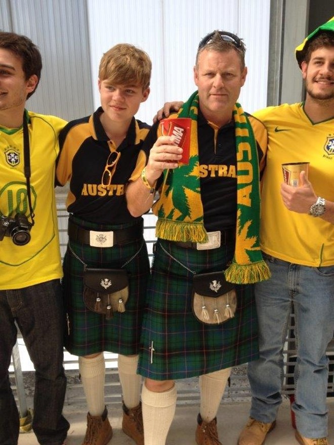 Posando com o filho ao lado de brasileiros |