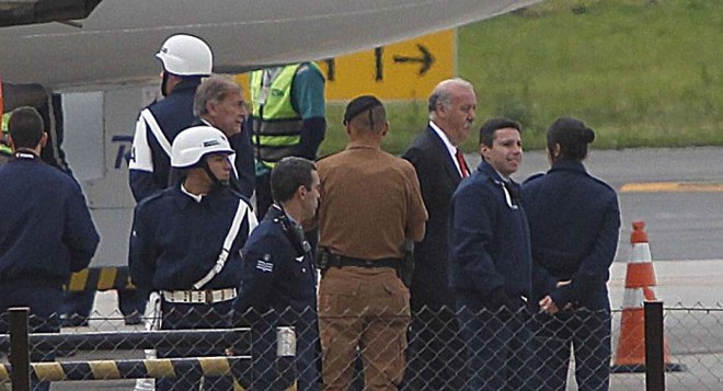 Técnico Vicente del Bosque na chegada ao Aeroporto Afonso Pena, após desclassificação da Espanha |