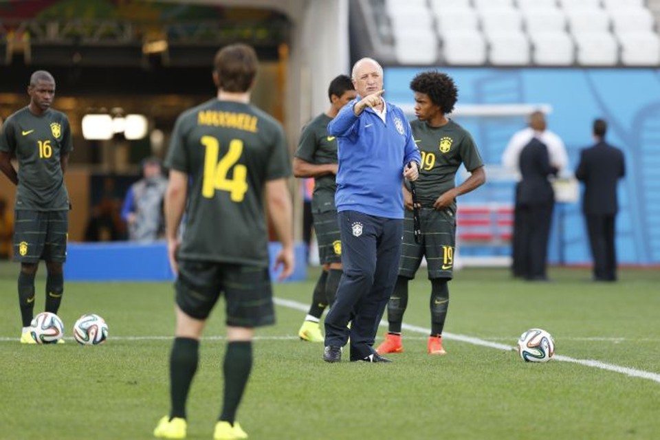 Antes do treino no Itaquerão, Felipão agradeceu a políticos e aos torcedores que têm apoiado a seleção | Albari Rosa / Gazeta do Povo
